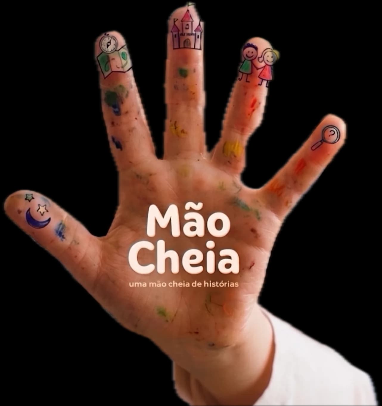 Recorte da mão aberta de uma criança, palma virada para a frente e suja de tinta, com o nome «Mão Cheia — uma mão cheia de histórias» impresso na palma e cinco desenhos nas pontas dos dedos: uma lua com estrelas, um mapa, um castelo, dois amigos e uma lupa.